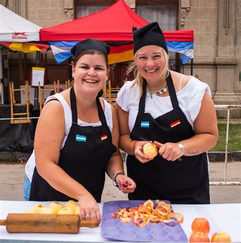 Bordados artesanales en los delantales de la Strudel Fest - Hilos para ...