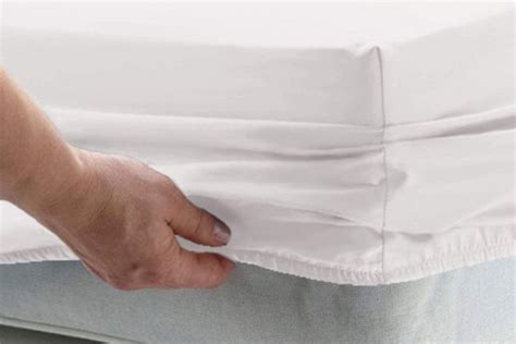 How to fold a fitted bed sheet? – BELONG