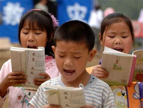 图文：陕西小学二年级学生正在读书_新闻中心_新浪网