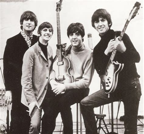 历史上的今天3月22日_1963年披头士乐团所录制的第一张专辑《请取悦我》正式发售。