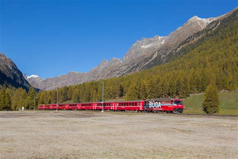 Ge 4/4 III 646 der RhB zwischen Bever und Spinas