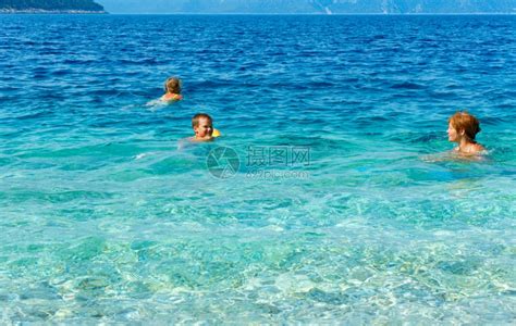 一家人在海里洗澡暑假希腊凯法隆尼亚海滩安提萨莫斯高清图片下载-正版图片306960025-摄图网