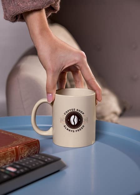 Close-up hand holding coffee mug | Premium PSD