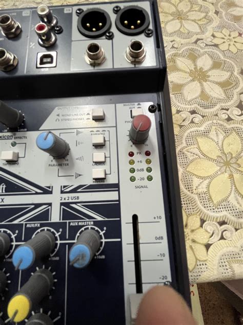 Soundcraft HARMAN PRO Notepad-8FX Small-Format Analog Mixing Console ...