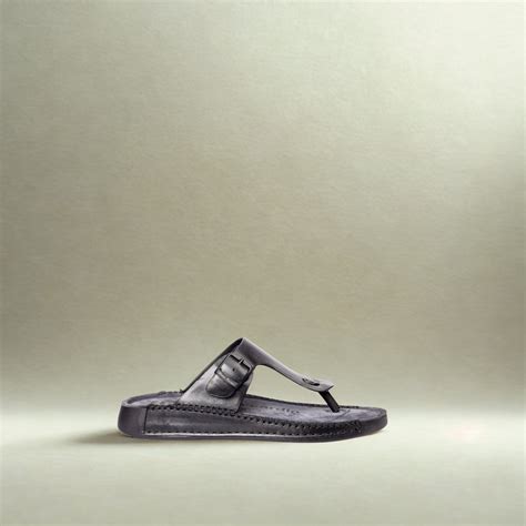 Riviera Black Polished Thong Sandals | Pierre Cardin