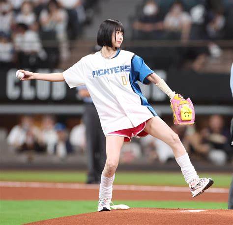 【日本ハム-西武戦】あのちゃん、人生初の始球式 エスコンに衝撃！？ライアンばり美フォーム！ノーバン投球ならず「0点です」
