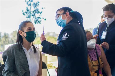 Claudia Sheinbaum recibe dosis de refuerzo de Covid-19; la acompaña su ...