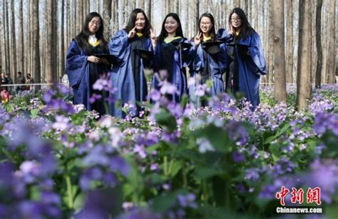 南京高校学子拍合影 提前感受“毕业季”--24小时滚动新闻-人民网