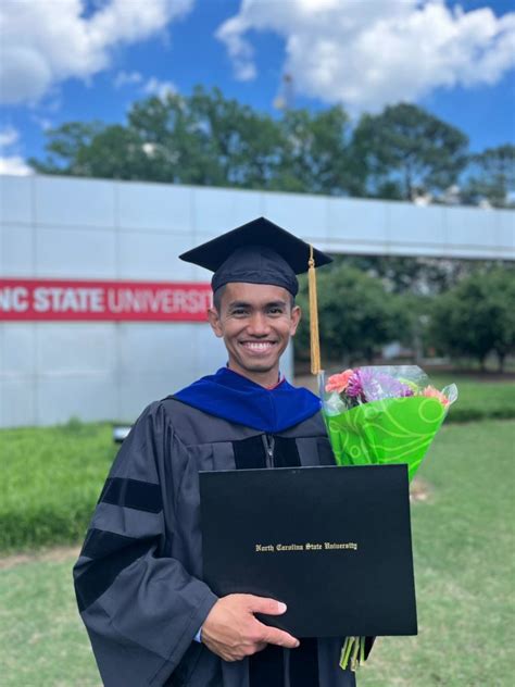 Kisah Inspiratif Anak Peternak dari Pulau Lombok, Berhasil Gelar Doktor ...