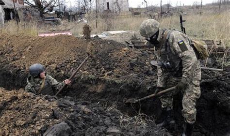 乌士兵在亚速海沿岸挖战壕 为与俄交战做准备(图)|每日快报|亚速海|乌克兰_新浪新闻