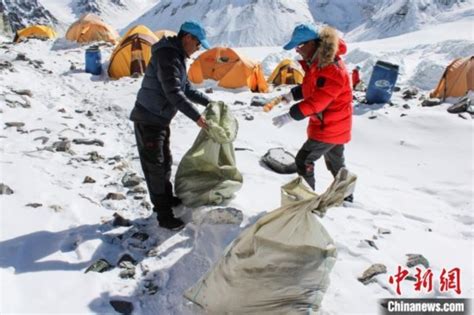 世界海拔最高环保行动 西藏进行大规模登山垃圾清理回收_荔枝网新闻