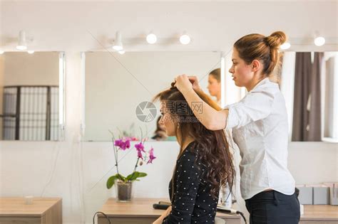 院内的工作日美发师做发型高清图片下载-正版图片503409514-摄图网