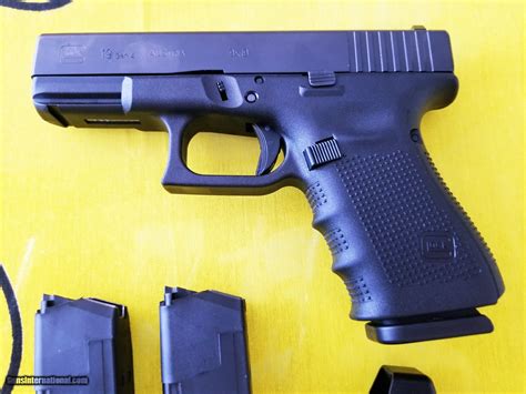 GLOCK PISTOL G19 GEN 4, 9MM COMPLETE IN BOX WITH THREE MAGAZINES, GRIPS ...