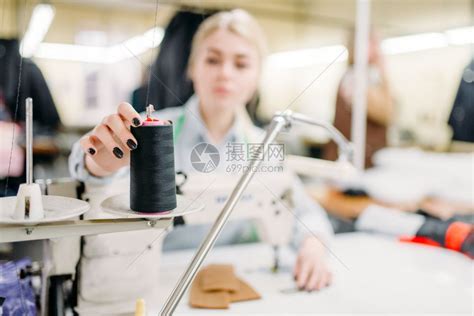 工作室裁缝课上的年轻女高清图片下载-正版图片503934910-摄图网