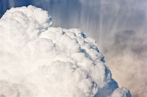 积雨云风雨如磐的云彩 库存照片. 图片 包括有 风雨如磐, 天气, 雷暴, 积雨云, 风暴, 蘑菇, 天空 - 42059346