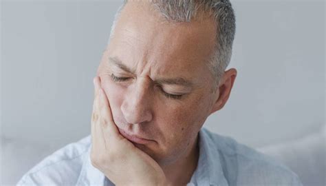 How can rheumatoid arthritis (RA) affect the jaw?