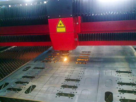 员工操作3000W激光切割机_南京北岳电气设备制造有限公司