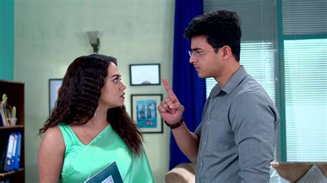Watch Anurager Chhowa Episode 285 on JioHotstar