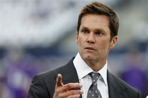 Tom Brady bewildered watching NFL star reading a book on the sidelines ...