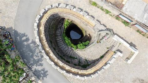 山東泰安有口螺旋老井，28米深耗時10年建成，打水要走108級台階 - 每日頭條