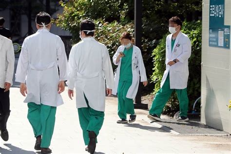 韩国罢工医生未返岗 警方查抄医协引发抗议 | 联合早报