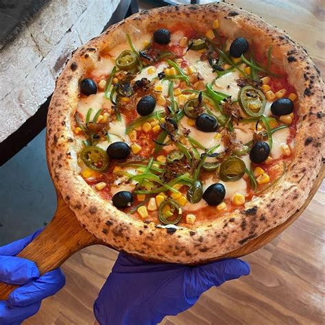 Order Delish Pizzas From Leo's, Vasant Vihar | LBB, Delhi