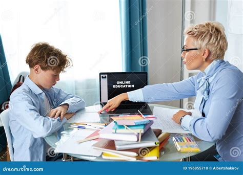 白人英语教师女教师帮助男童在家学习课程 库存照片. 图片 包括有 成人, 主要, 人员, 协助解决, 学龄前儿童 - 196855710