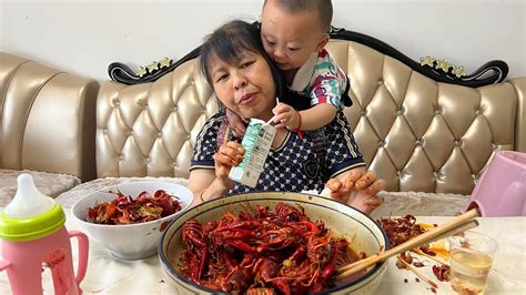 丈母娘把小黑当亲生儿子一样，安排两斤小龙虾让她一个人吃 - YouTube