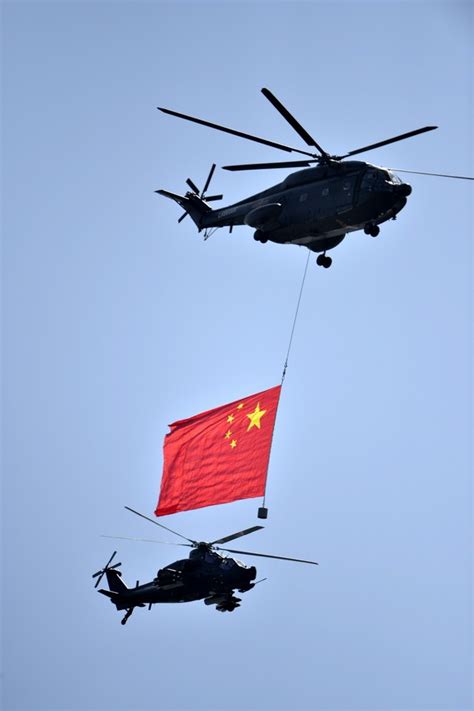 阅兵直升机悬挂国旗材料与神舟飞船降落伞一致_央广网