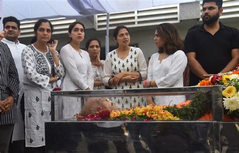 दादू मनोहर जोशी की अंतिम यात्रा में फूट-फूट कर रोईं शरवरी वाघ, 86 की ...