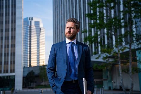 Old Businessman 的图像结果