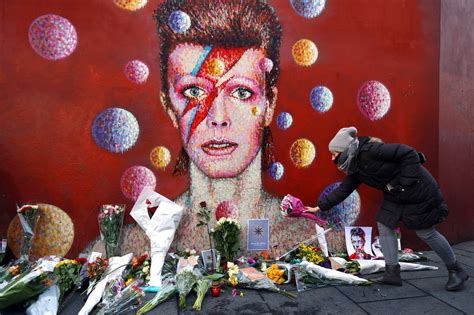 David Bowie, barrier-breaking rock star, dies at 69 - Chicago Tribune