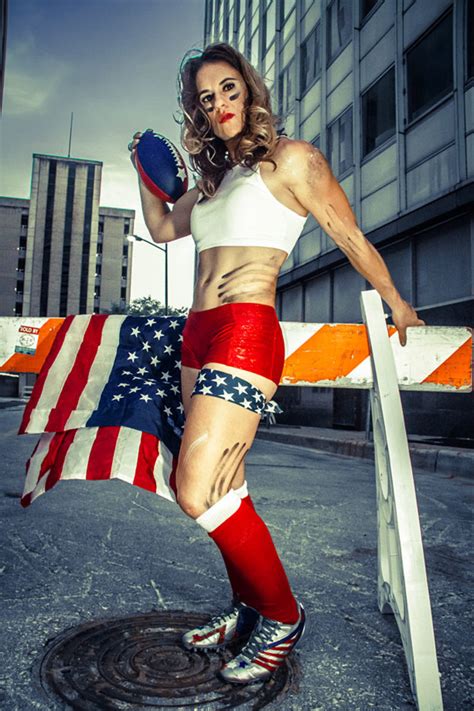 Running Back Woman 的图像结果