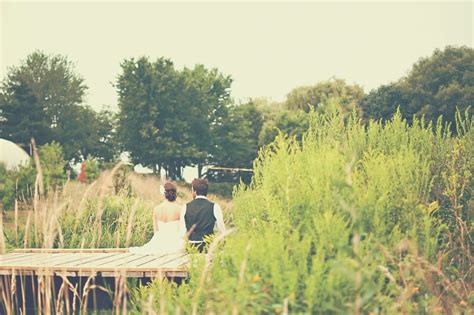 Child Bride Pond Scene 的图像结果
