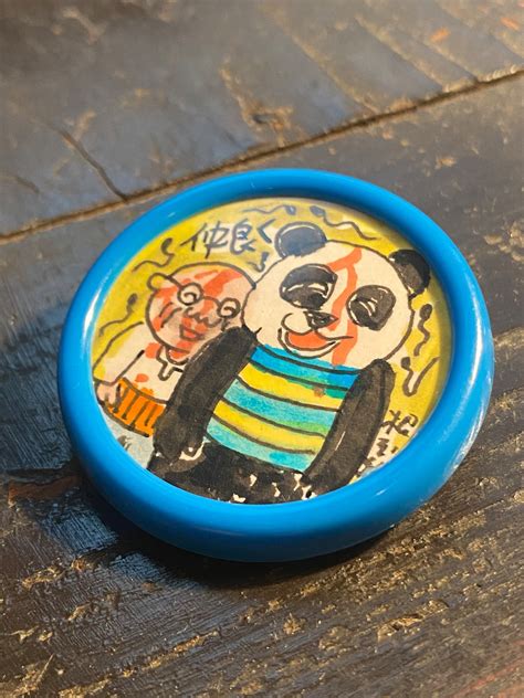 今は珍しいプラスチックのピンバッチ(手描き)「仲良く」 | 根本敬小売店ーTakashi Nemoto's some arts