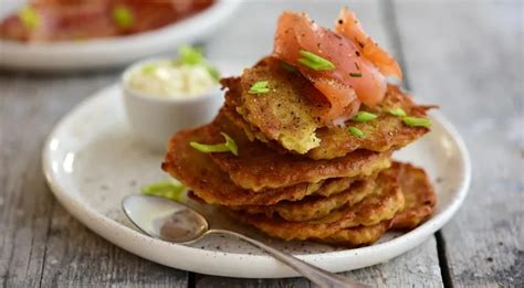 Драники с зеленым луком и сметаной, пошаговый рецепт с фото