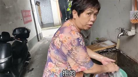 黄山阿姨在上海做保姆二十年，猜猜每月工资多少，听到为之惊讶
