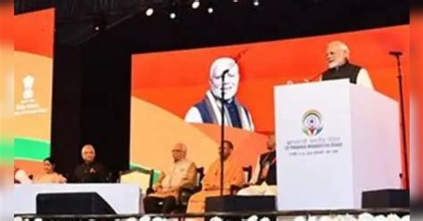 pm modi pravasi bhartiya sammelen bjp in trouble video viral spraying ...