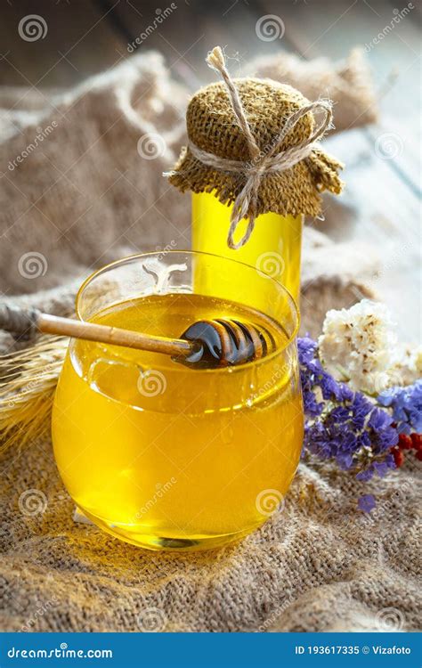 Miel De Abeja Dulce En Peines. Imagen de archivo - Imagen de blanco, cera: 193617335