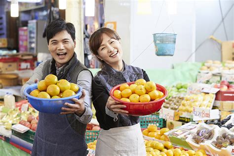 律师在菜市场亲民购物买菜买水果高清图片下载-正版图片502150416-摄图网