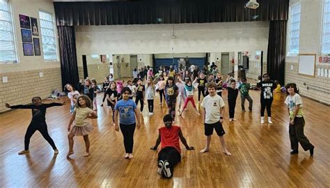 First Class Students Dance Performance 的图像结果