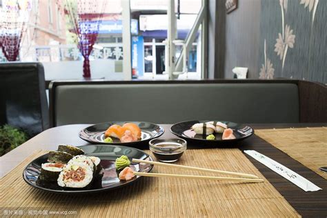 走进回转寿司店 - 客观日本