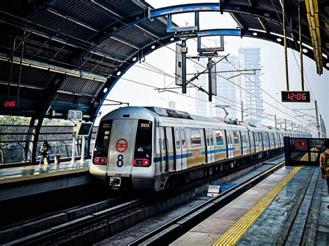 Delhi Metro के इन स्टेशनों पर नहीं उतर सकती है आम पब्लिक, अगर पकड़े गए ...