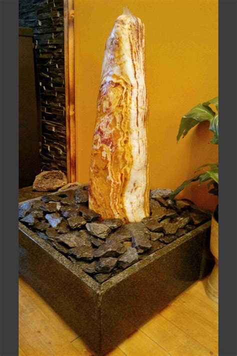 Fontaine d’intérieur set Onyx Monolith poncè en bassin de granit carré ...