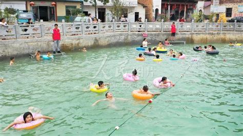 江西上高：乡村游泳池 消暑新乐园-人民图片网