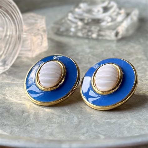 YM199-【 Monet 】モネ・ヴィンテージイヤリング 1980's White Lucite Rib 3D Royal Blue ...