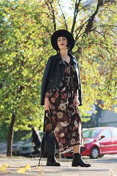 vestito con fiori autunnale con vestito lungo a fiori in stile boho chic vestito con fiori autunnale con vestito lungo a fiori in stile boho chic