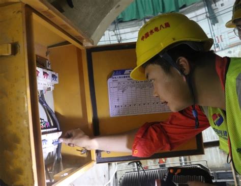 中国水利水电第八工程局有限公司 公司要闻 【安全月】一名让人“安心”的安全员