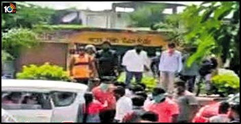 కౌన్సెలింగ్ ఇచ్చినా కాంప్రమైజ్ కాలేదు..పోలీసుల ఎదుటే బాహా బాహీ | New ...