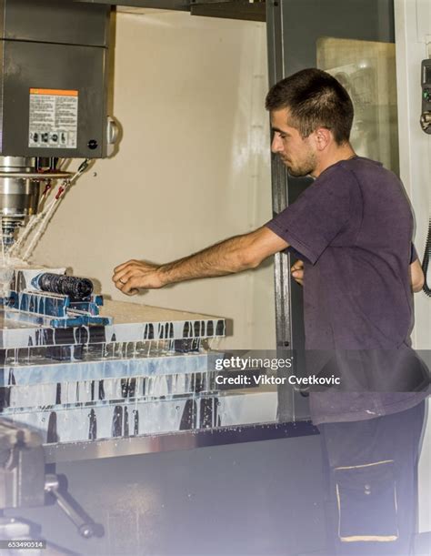 CNC Machine Operating 的图像结果